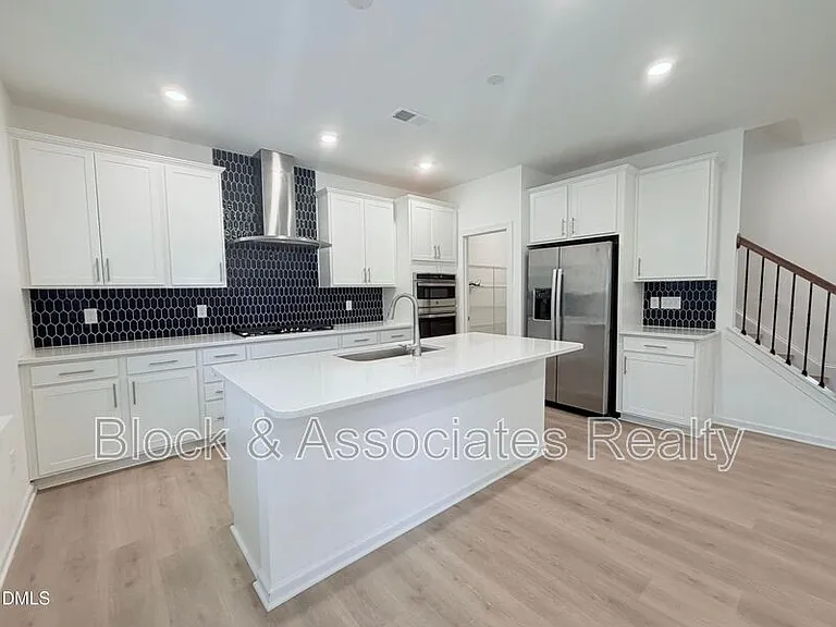 611 Contento Ct — Photo 3
