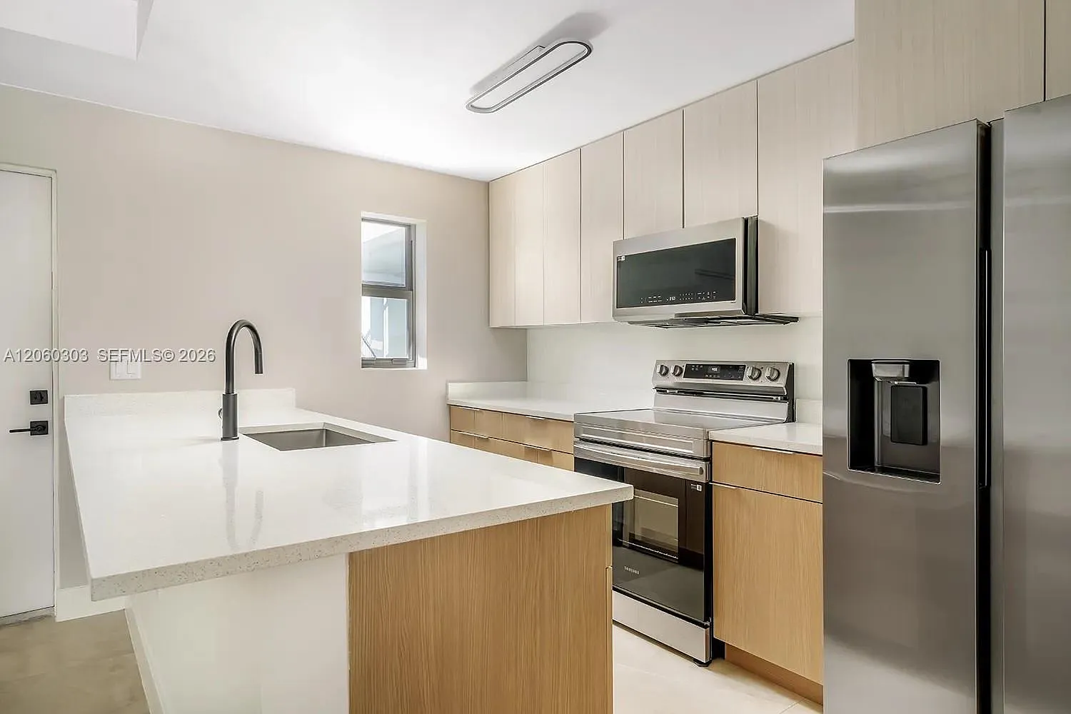 3 bed, $3,570 — Photo 3