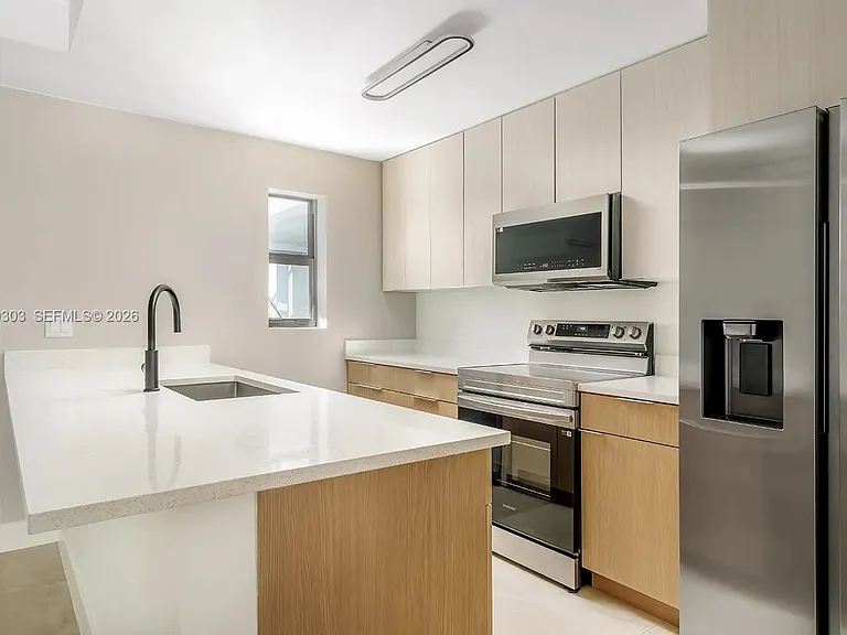 5423 NE Miami Ct #7 — Photo 3