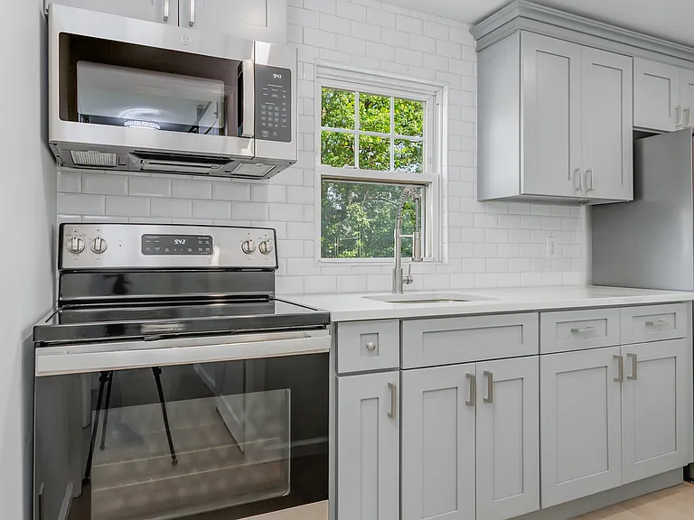 Updated kitchen w/ built-in microwave