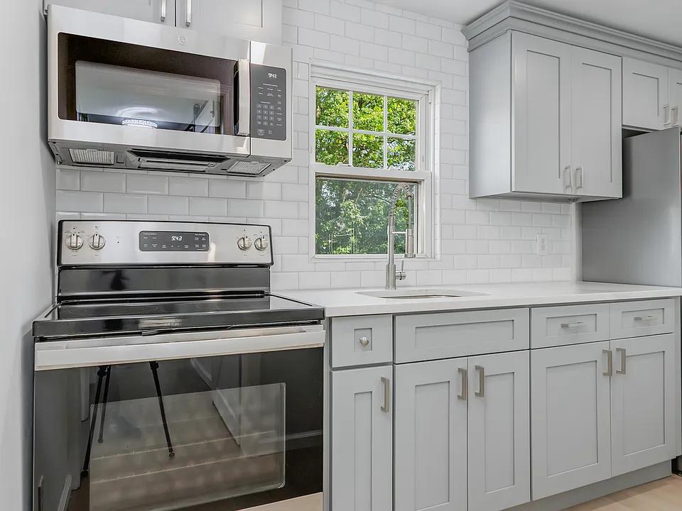 Updated kitchen w/ built-in microwave