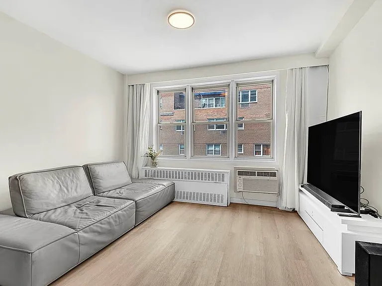 160 E 27th St #12C — Photo 3