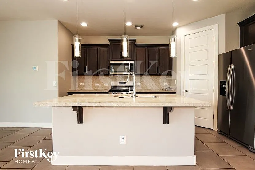 3 bed, 2.0 bath, 1680 sqft, $2,050 — Photo 4