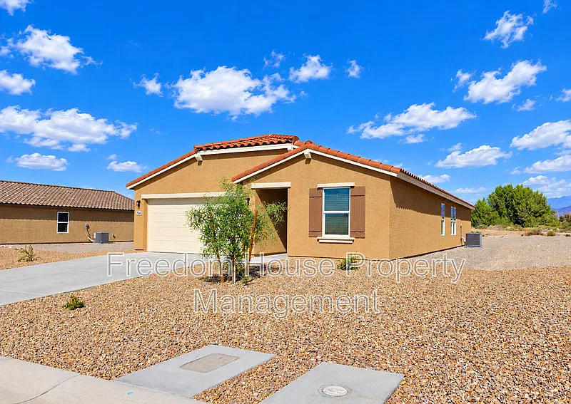 4 bed, 2.0 bath, 1815 sqft, $1,836 — Photo 2
