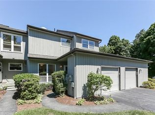 202 Woodsbrook Dr, Mahopac, NY 10541