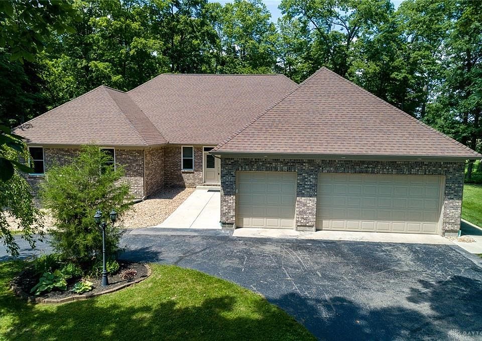 Welcome home to 12747 Air Hill Rd Brookville, Oh 45309!