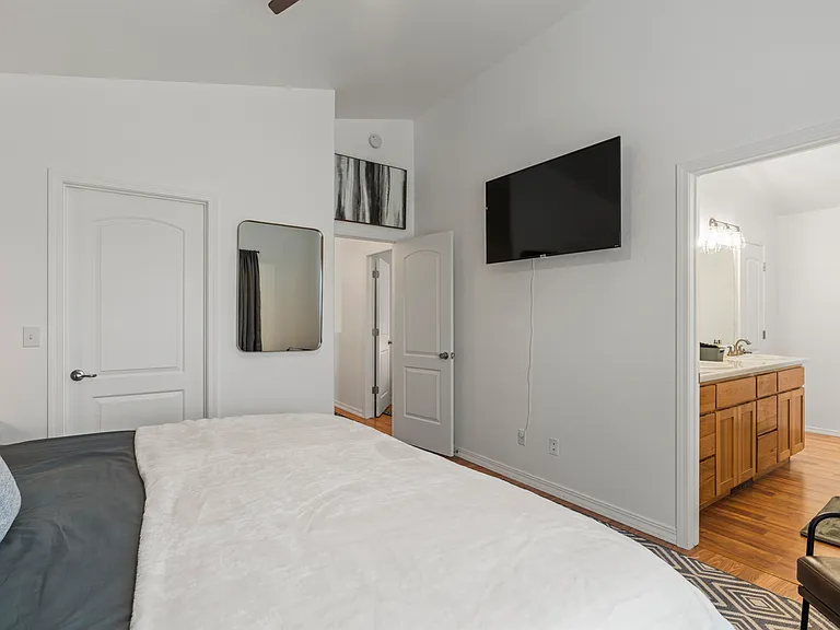 1710 N Taylor Cir — Photo 8