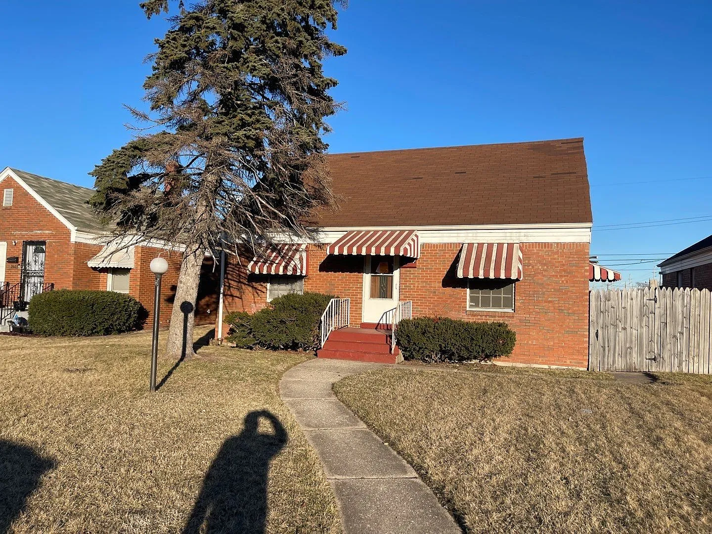 Cute 3 bed 1 bath with detached Garage — Photo 1