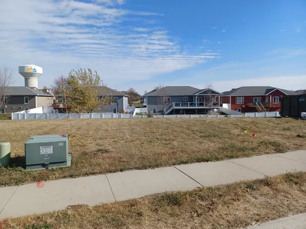 3609 Kings Ct, Spirit Lake, IA 51360