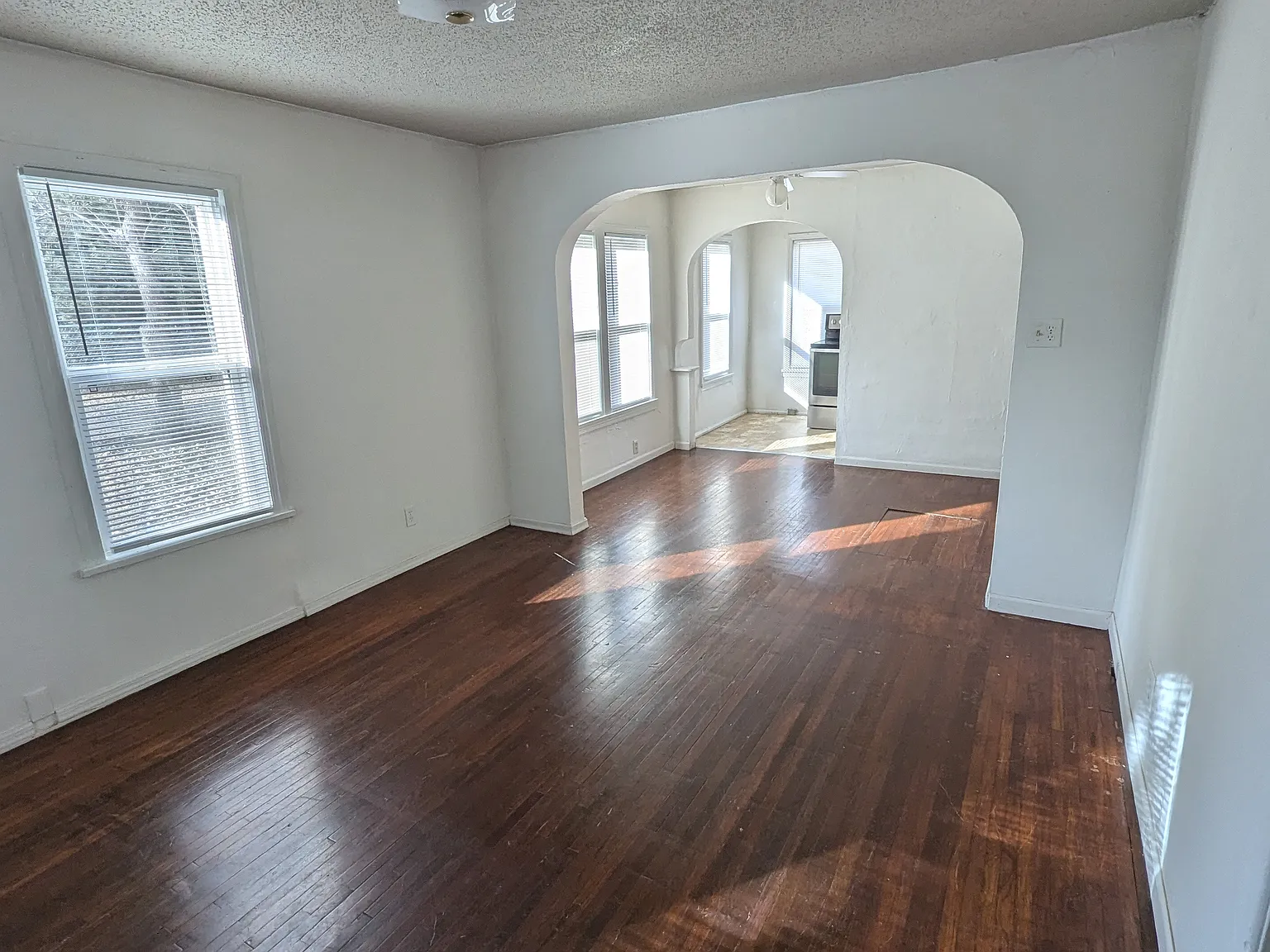 2 bed, 720 sqft, $985 — Photo 2