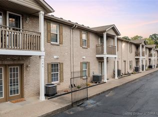 105 Colonial Club Dr, New Albany, IN 47150