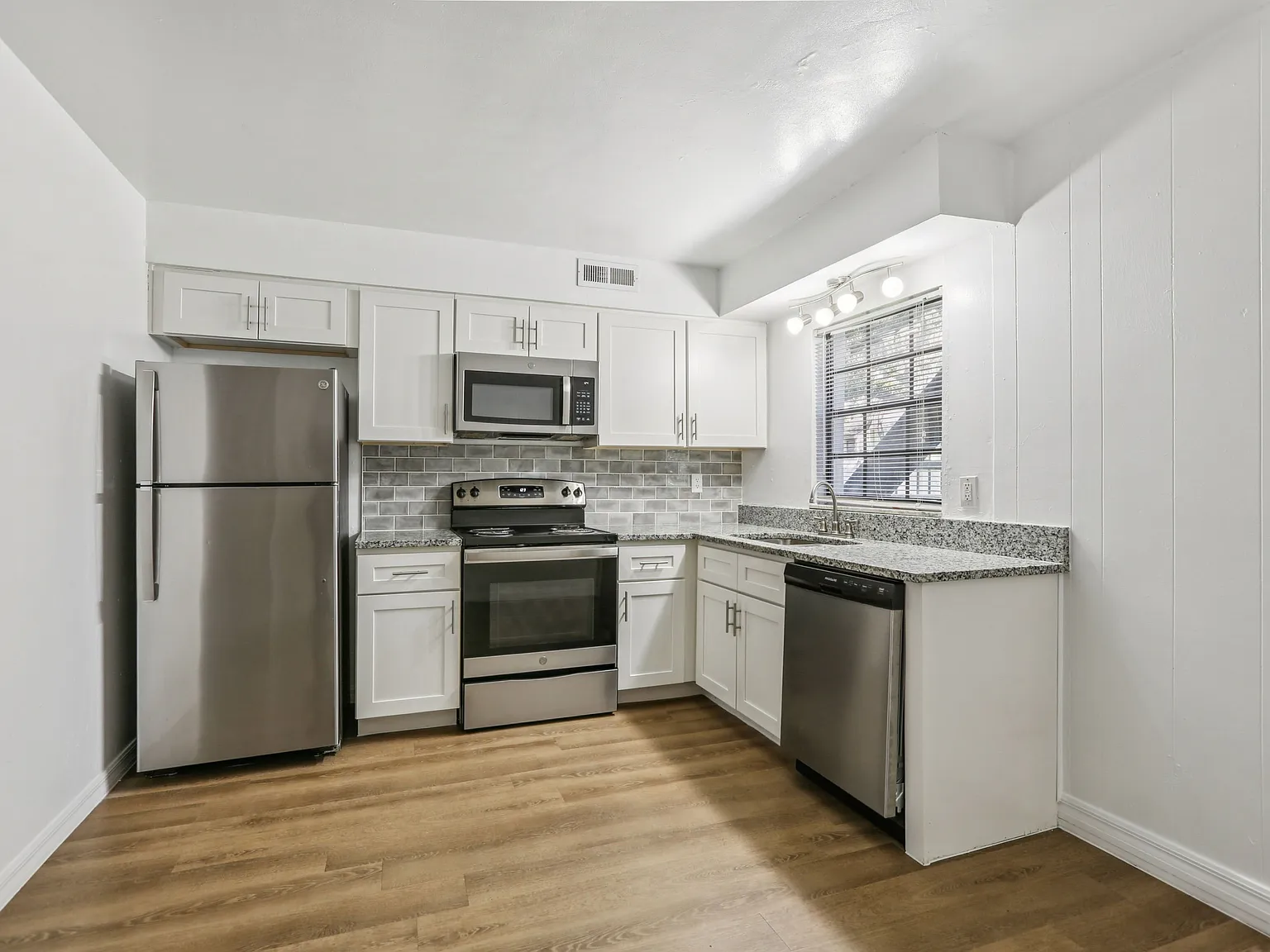Greenwich Commons Apartment Homes — Photo 2