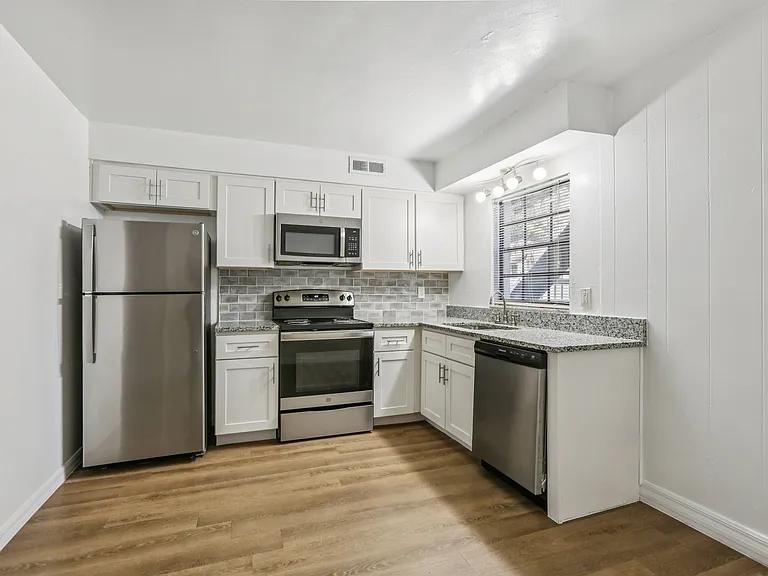 Greenwich Commons Apartment Homes — Photo 2