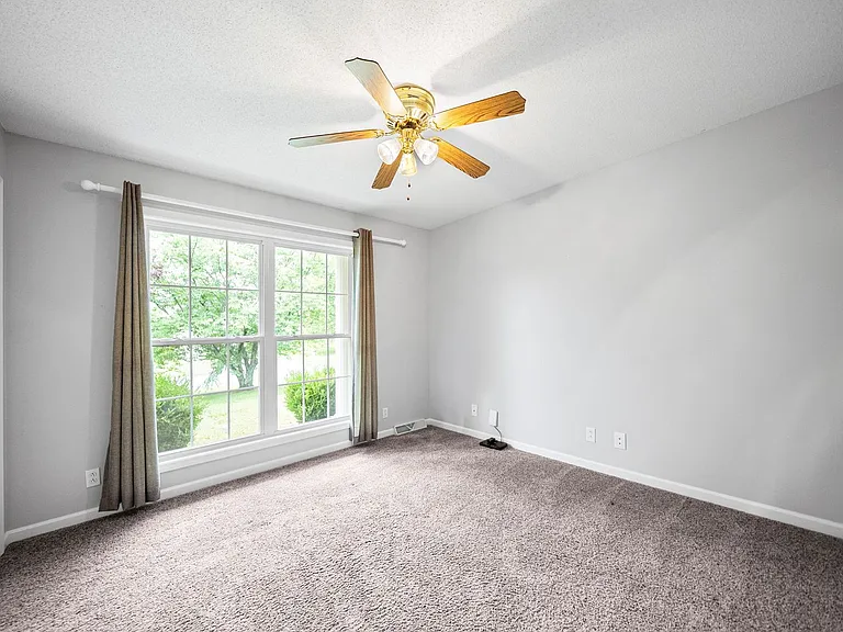 1115 Thornberry Dr — Photo 15