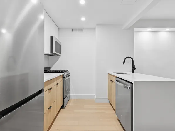 321 East 48th Street image 5 of 7