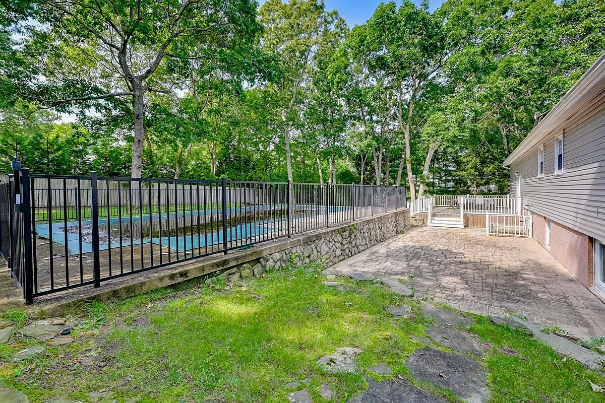Hampton Beach House with Private Yard & Heated Pool — Photo 2