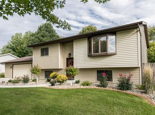 100 Brougham Rd, Robins, IA 52328