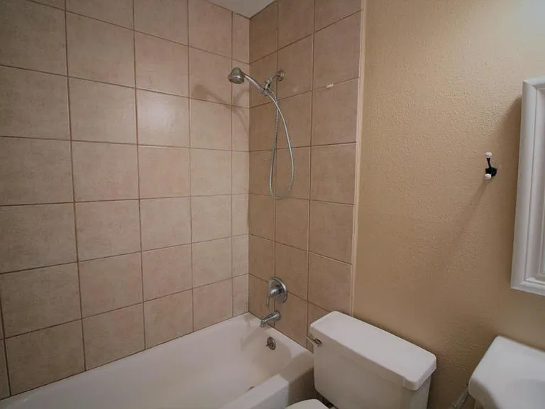 5830 Effingham Dr — Photo 4