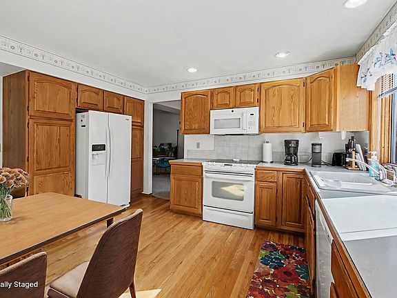 3rd image of 813 Maxwell Ct
