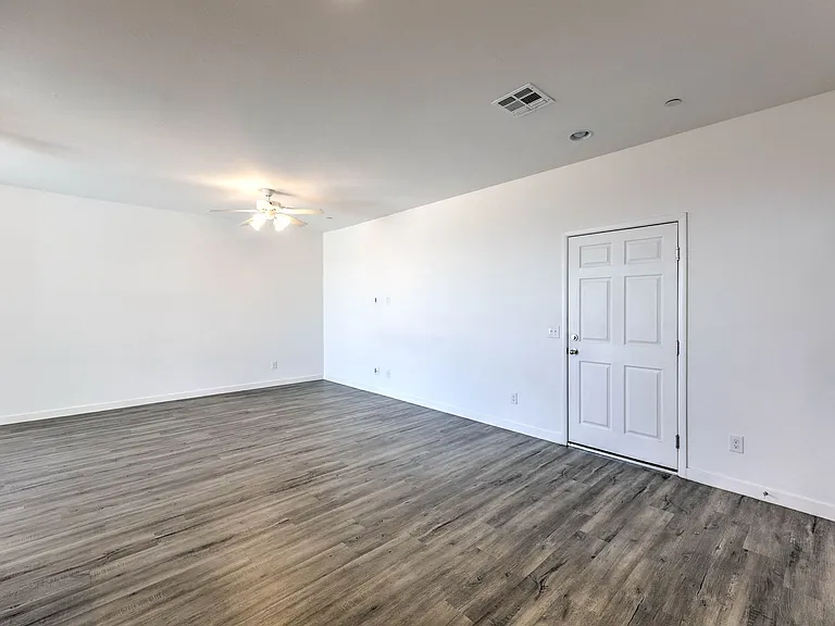 1535 Franklin Ln — Photo 13