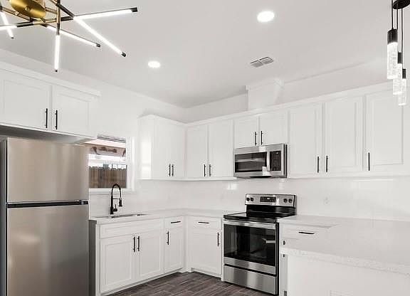 3rd image of 5601 W Ozark Ave