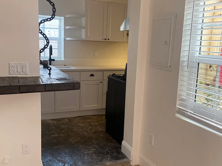 2410 Palm Dr #C — Photo 1