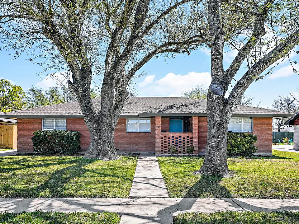 1642 W Manor Dr