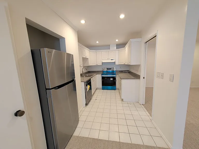415 Montana Ave — Photo 7