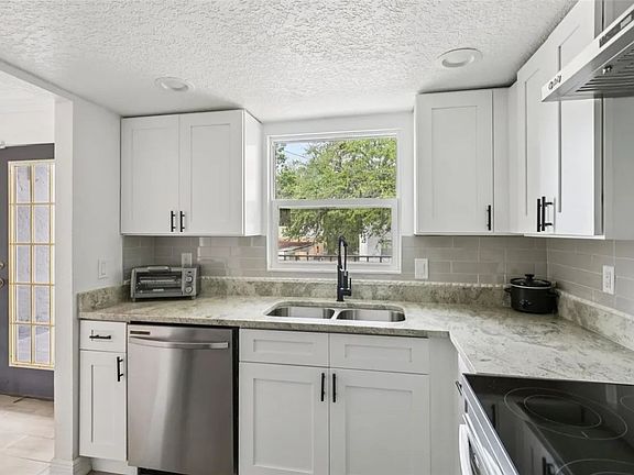 4th image of 170 E Davis Blvd