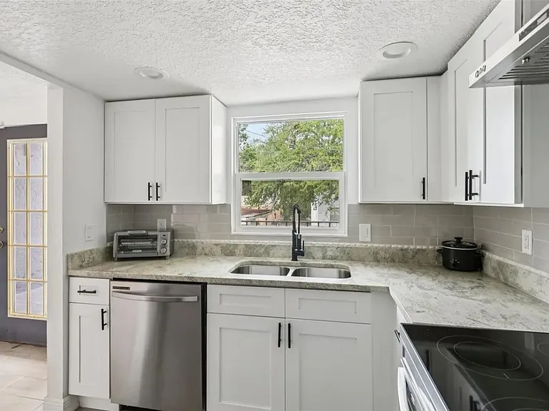 170 E Davis Blvd — Photo 4