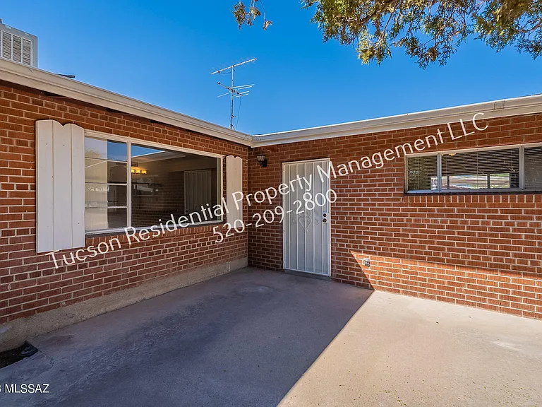 826 E Water St — Photo 6