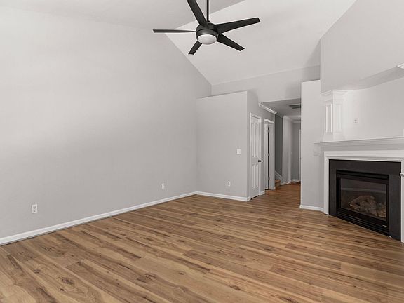 5th image of 12 Knoll Ridge Dr