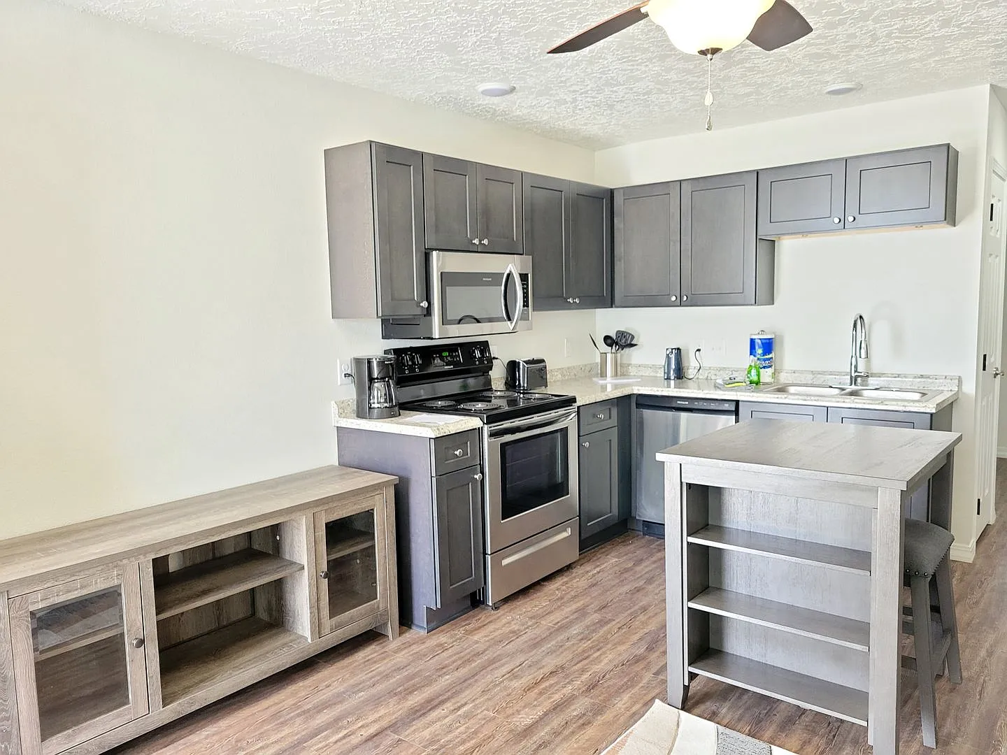 Newer Luxury One Bedroom Apartment Fully Furnished — Photo 4