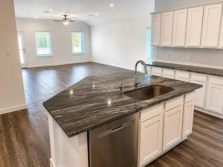 1018 Sycamore Dr — Photo 2