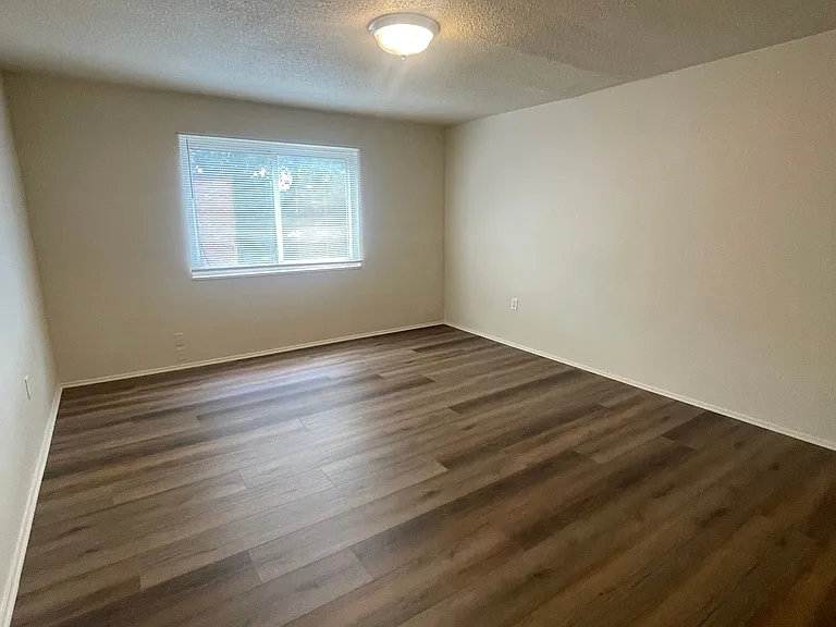 Royal Oaks Apartments — Photo 33