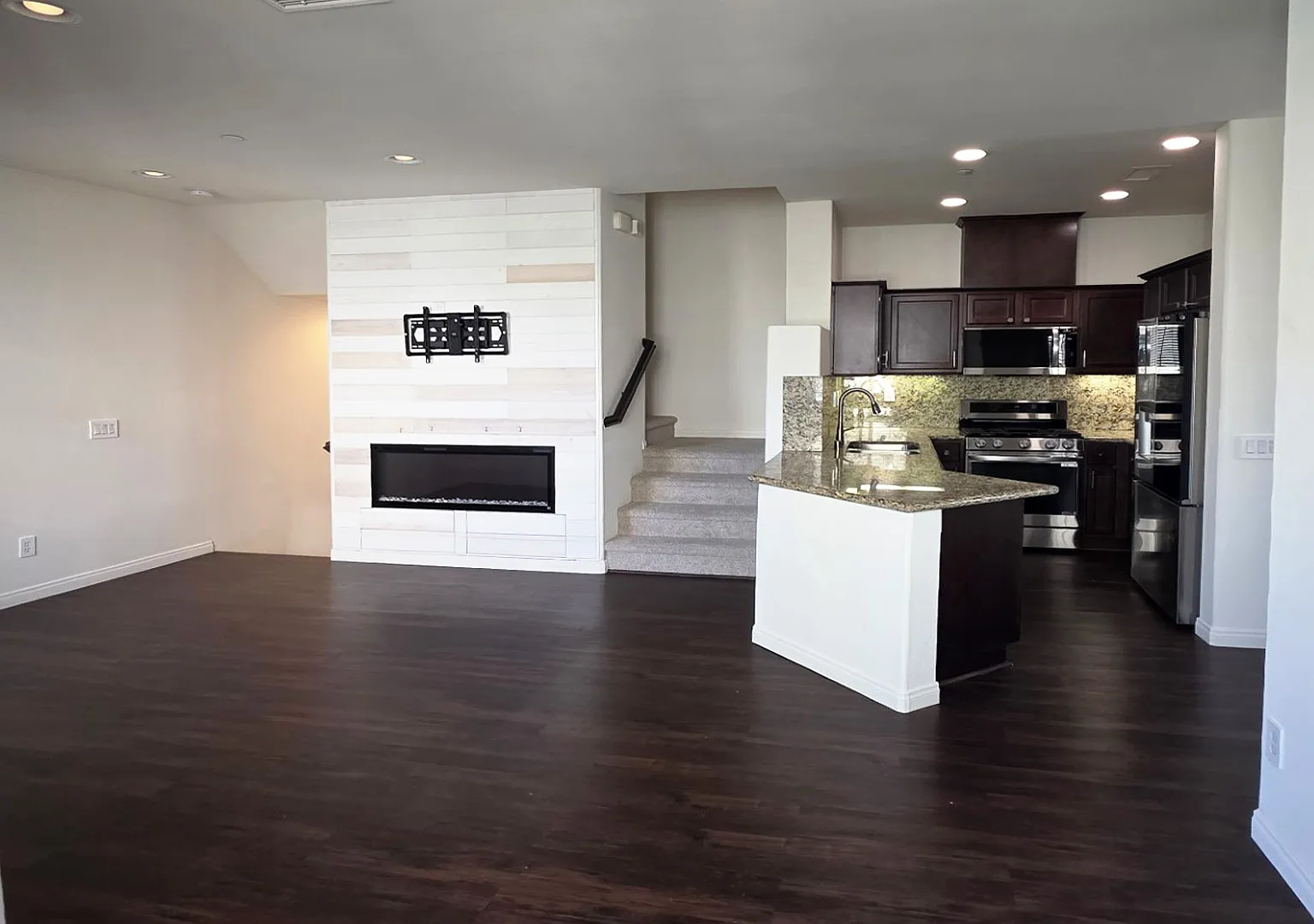 3 bed, 1372 sqft, $3,400 — Photo 4