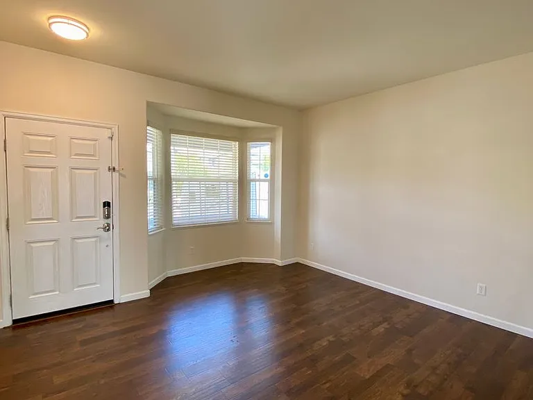 7605 Dobbs Dr — Photo 2