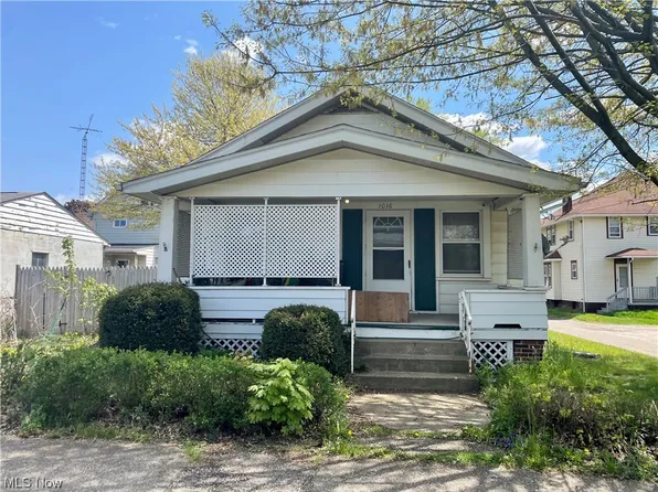 1016 Dryden Ct SW, Canton, OH 44706