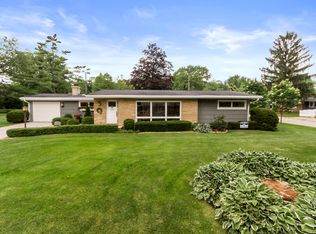 230 Sky Ln, Lake Geneva, WI 53147