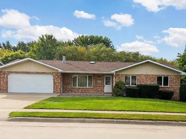 4882 Camelot Dr, Dubuque, IA 52002