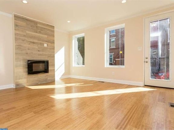 4th image of 415 E Wildey St