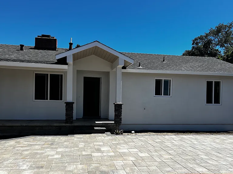 123 Kingsdale Dr — Photo 2