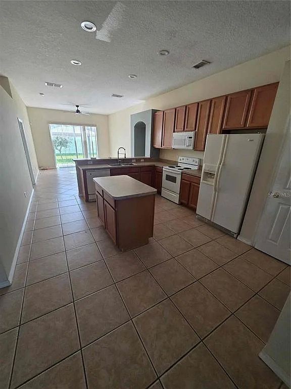 3 bed, 2.0 bath, 1795 sqft, $2,000 — Photo 2