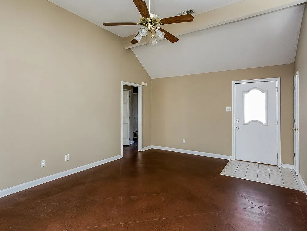3 bed, 2.0 bath, 1399 sqft, $1,740 — Photo 2