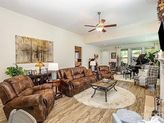 3rd image of 4111 Woodland View Dr
