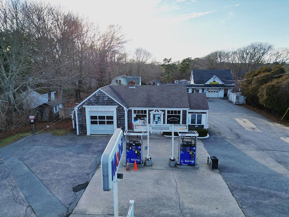 2nd image of 981 Main St