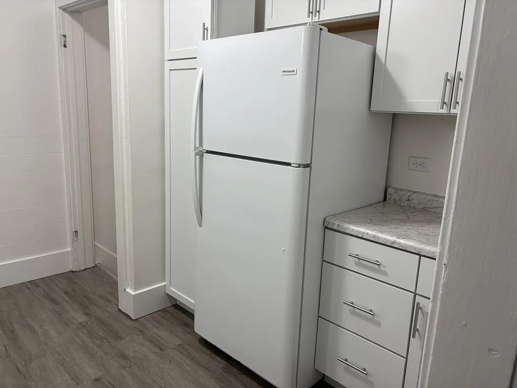 537 N Dartmouth St — Photo 3