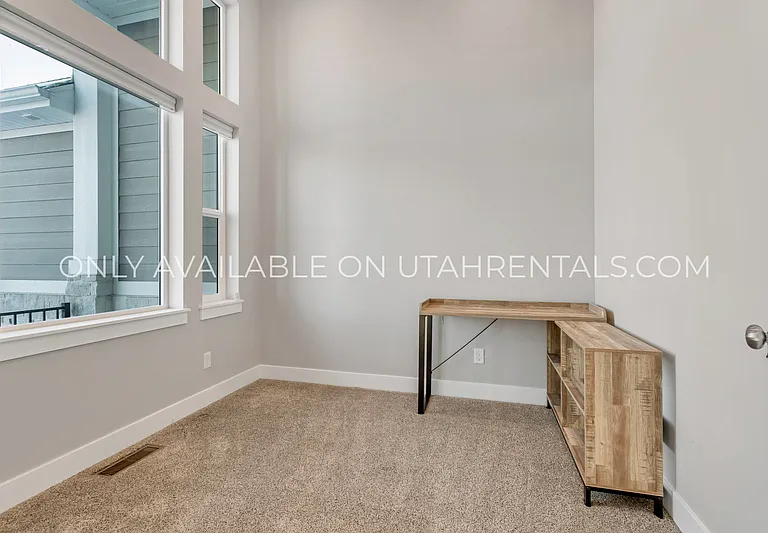 693 Spruce Way — Photo 3