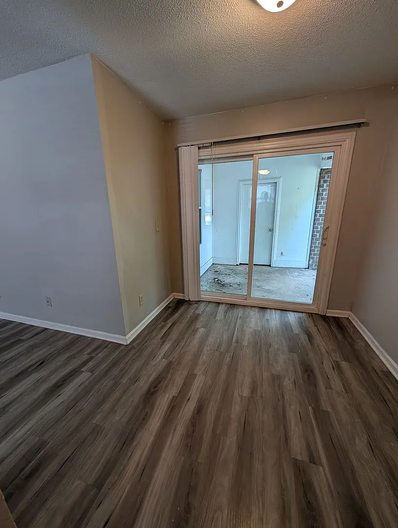 Spacious 2BD/2BA Duplex — Photo 2