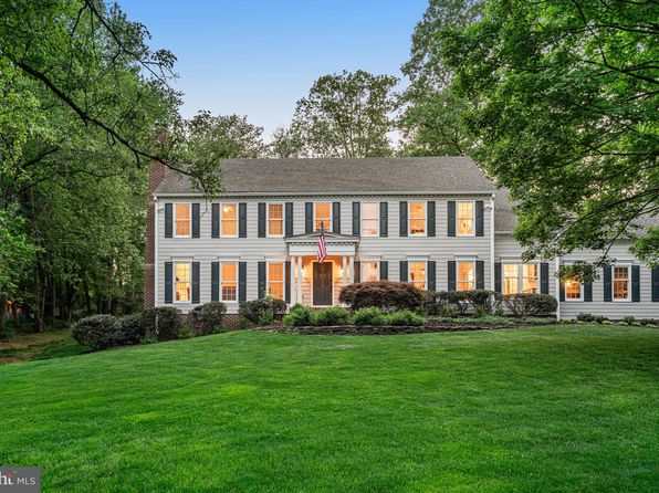 10918 Lake Windermere Dr, Great Falls, VA 22066